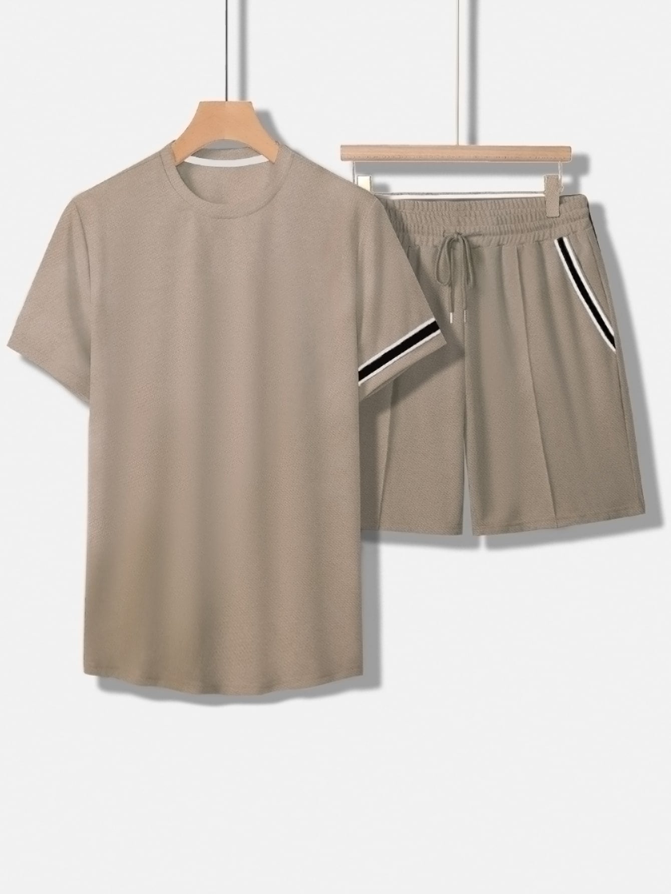 Men Contrast Tape Tee With Drawstring Waist Shorts