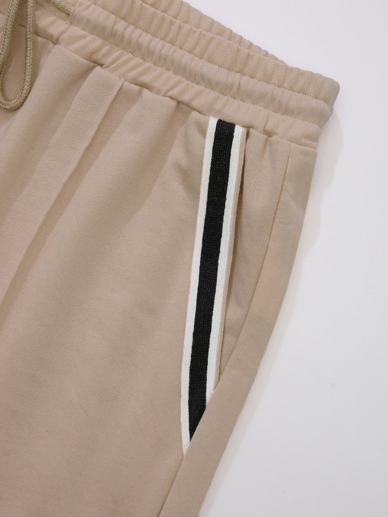 Men Contrast Tape Tee With Drawstring Waist Shorts
